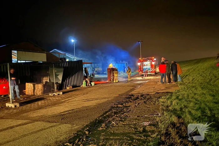 Vuur uit ton slaat over naar schuur