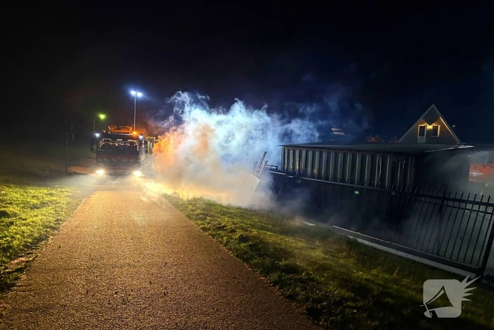 Vuur uit ton slaat over naar schuur