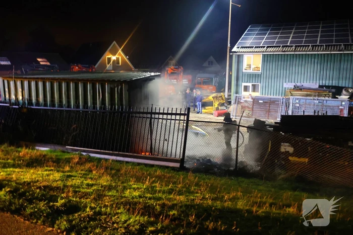 Vuur uit ton slaat over naar schuur