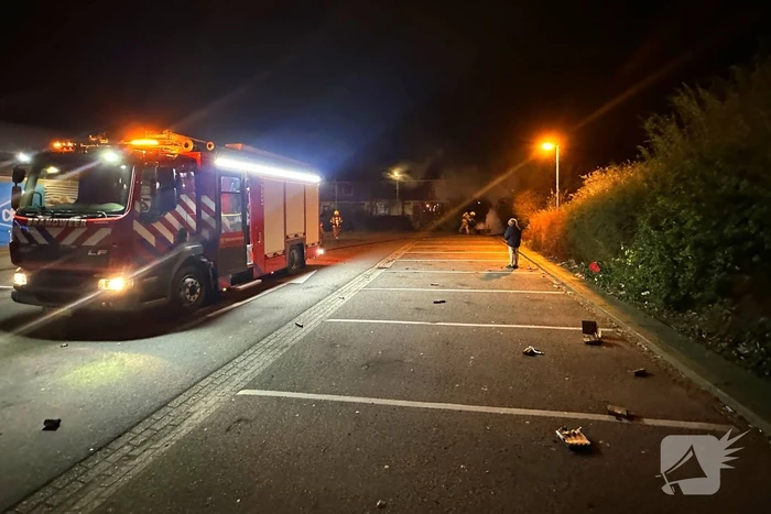 Brandweer blust afvalbrand op parkeerterrein