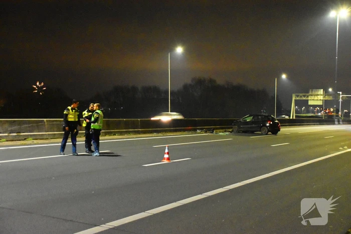 Auto slaat over de kop op snelweg