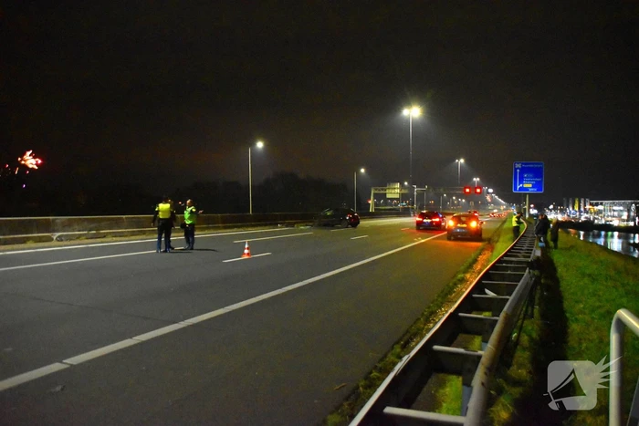 Auto slaat over de kop op snelweg