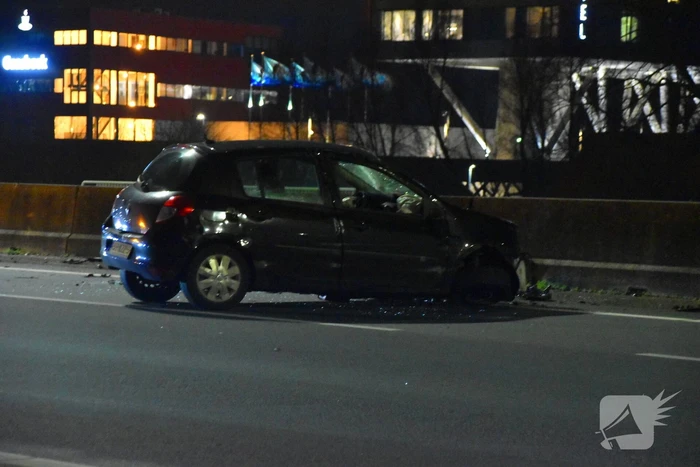 Auto slaat over de kop op snelweg