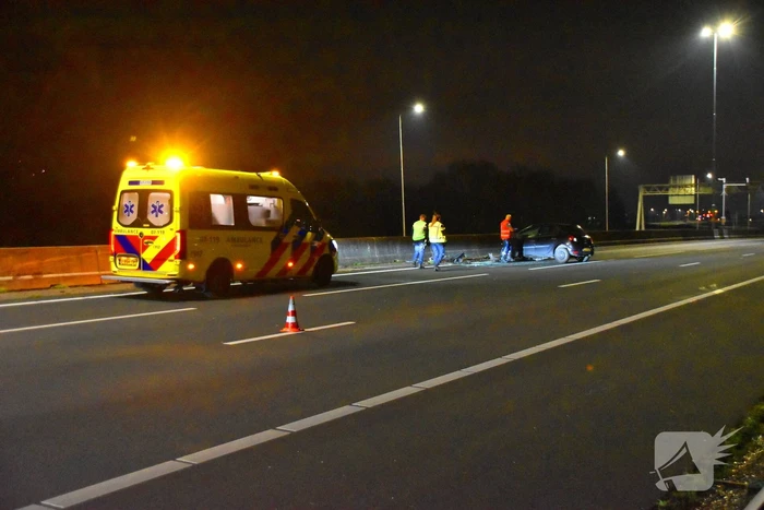 Auto slaat over de kop op snelweg