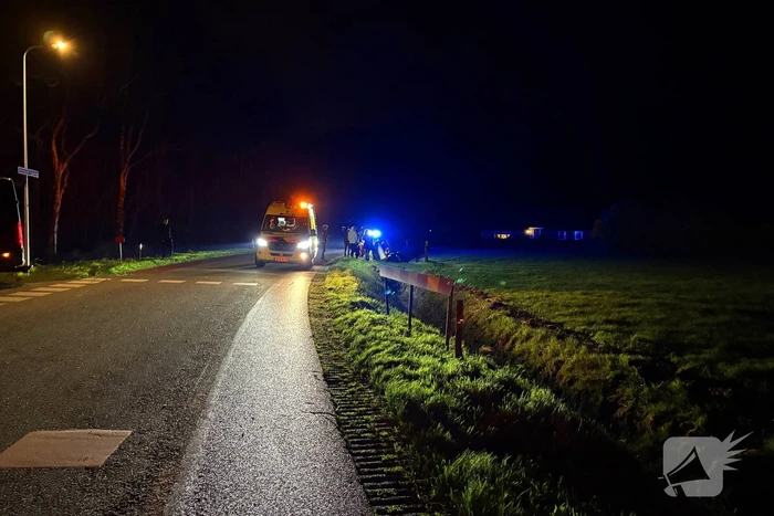 Auto vliegt uit de bocht en belandt in greppel