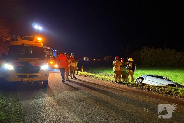 Auto vliegt uit de bocht en belandt in greppel