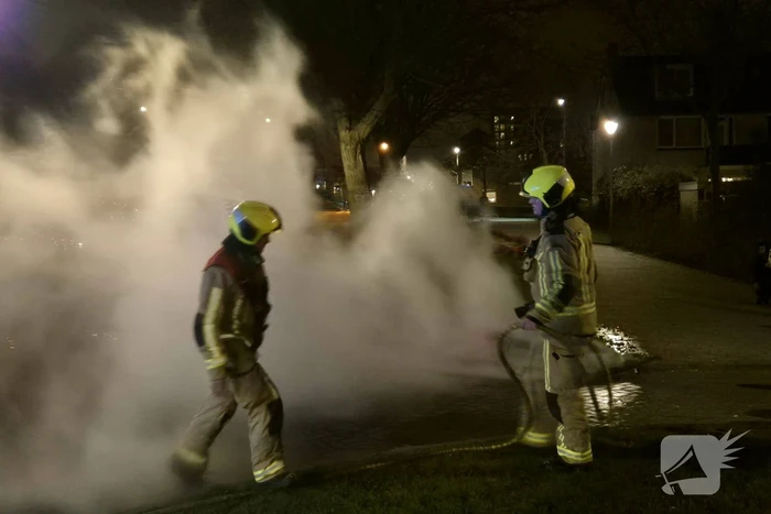 Brandweer blust afvalbrand op straat