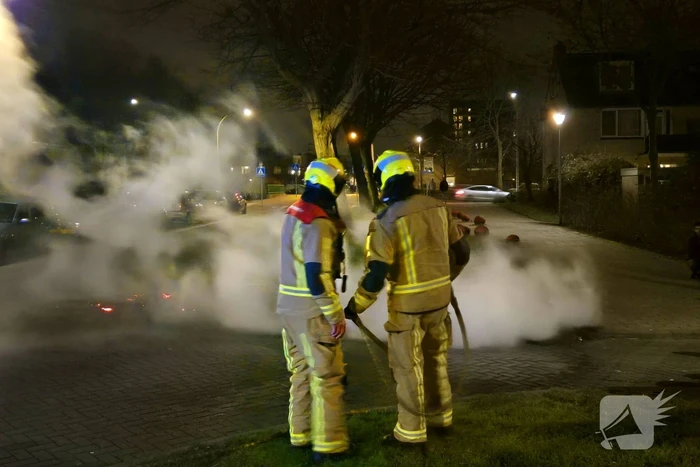Brandweer blust afvalbrand op straat