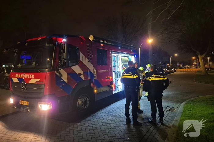 Brandweer blust afvalbrand op straat