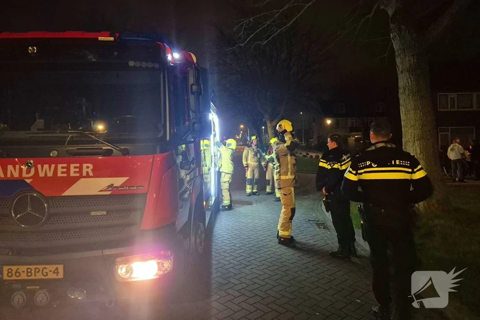 Brandweer blust afvalbrand op straat