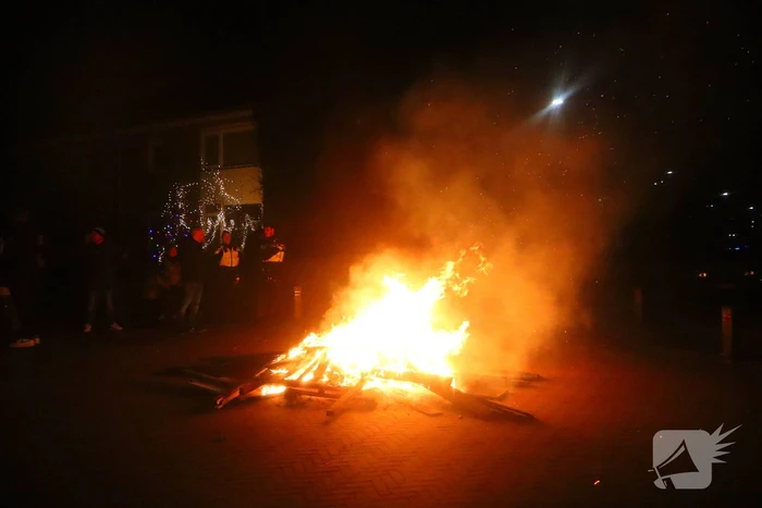 Hulpdiensten controleren vreugdevuur op kruising