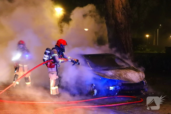 Vlammenzee op parkeerplaats tijdens jaarwisseling