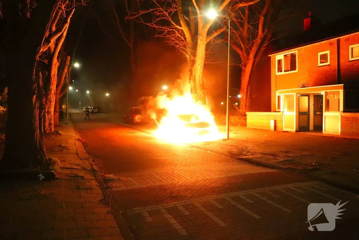 Vlammenzee op parkeerplaats tijdens jaarwisseling