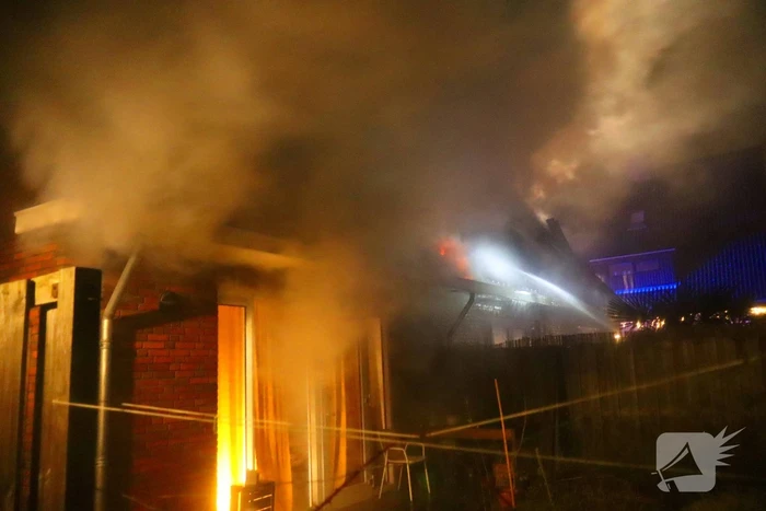 Brand in dak van woning