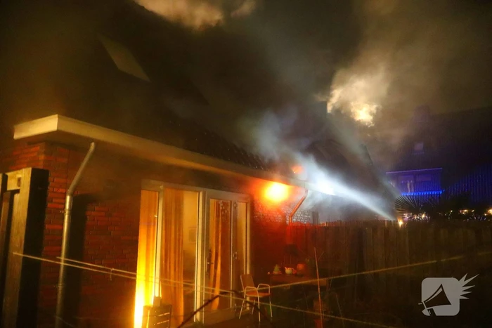 Brand in dak van woning