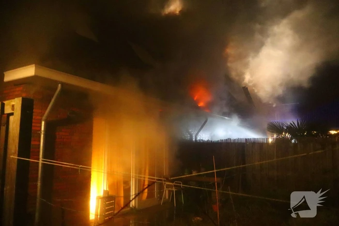 Brand in dak van woning