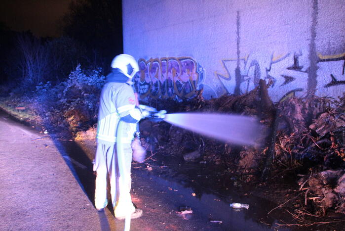 Berm in brand onder viaduct A27