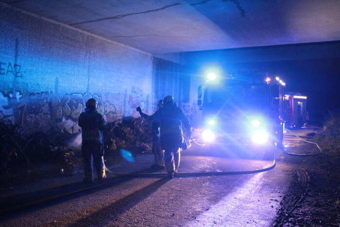 Berm in brand onder viaduct A27