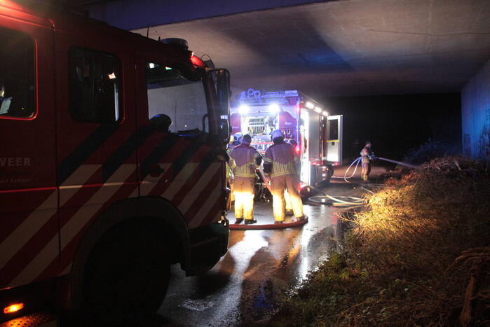 Berm in brand onder viaduct A27