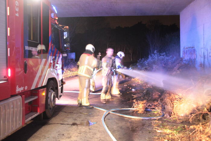 Berm in brand onder viaduct A27