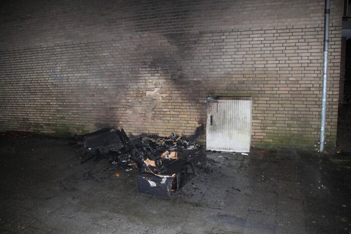 Matras in brand tegen elektrakast