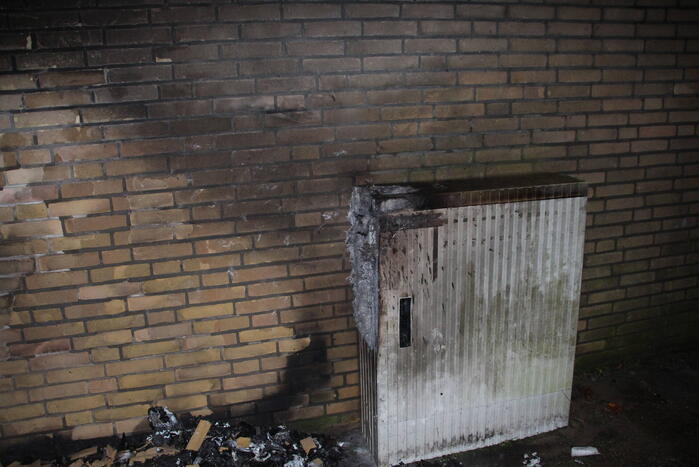 Matras in brand tegen elektrakast