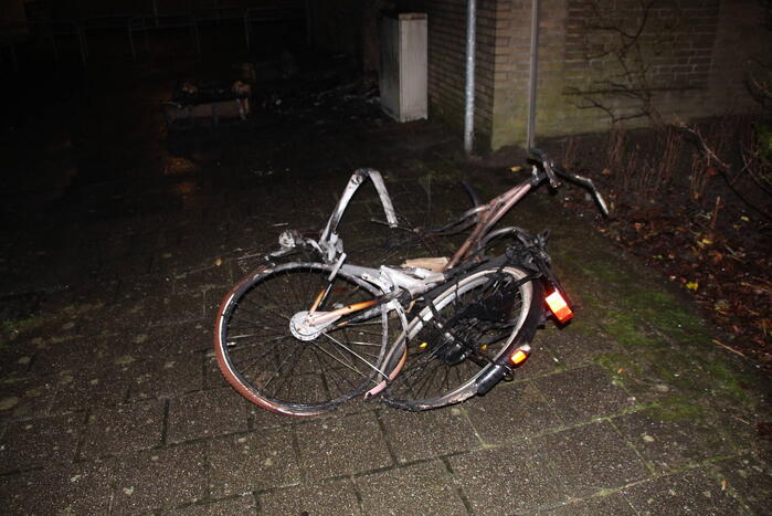 Matras in brand tegen elektrakast