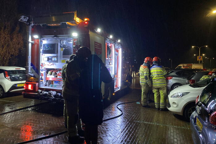 Felle brand in geparkeerde auto