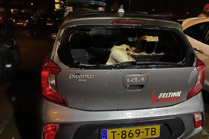 Felle brand in geparkeerde auto