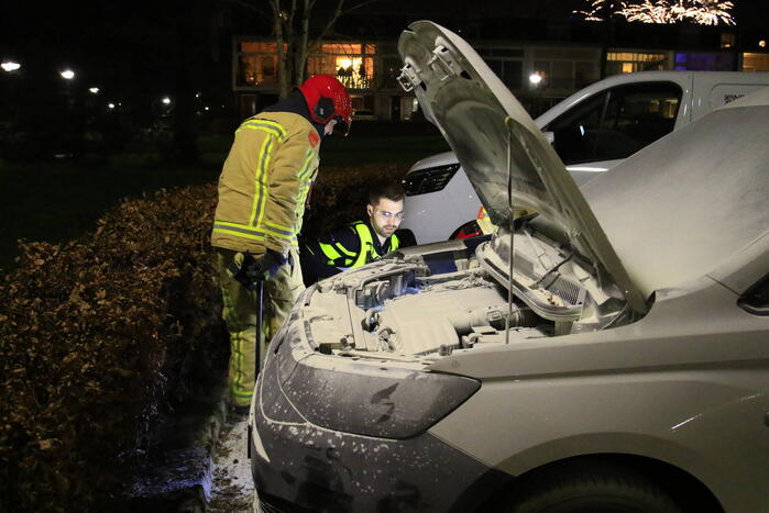 Poging tot in brand steken van vier voertuigen
