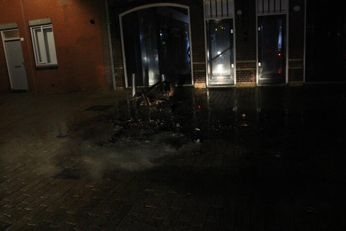 Afval op straat in brand gestoken