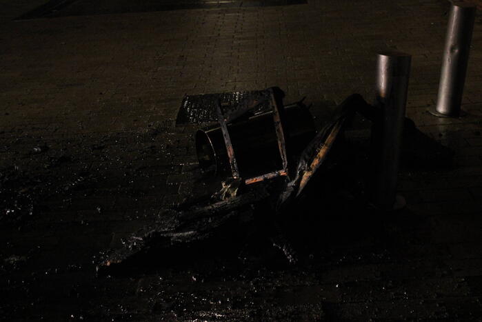 Afval op straat in brand gestoken