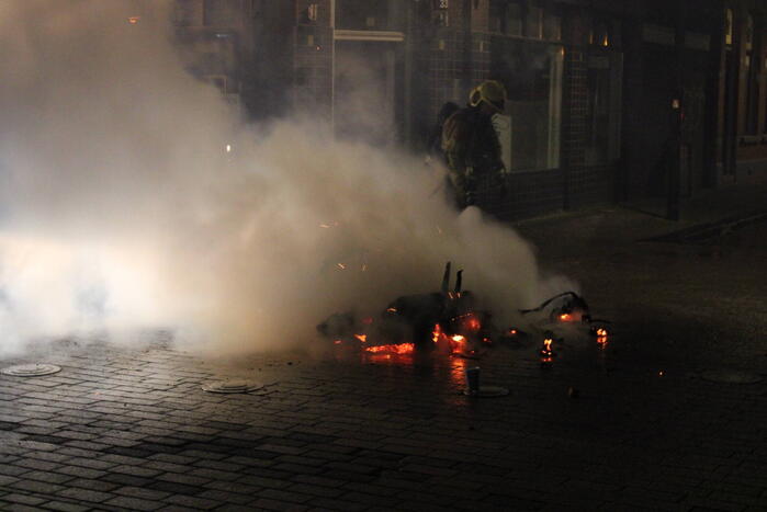 Afval op straat in brand gestoken