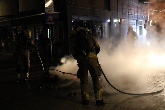 Afval op straat in brand gestoken