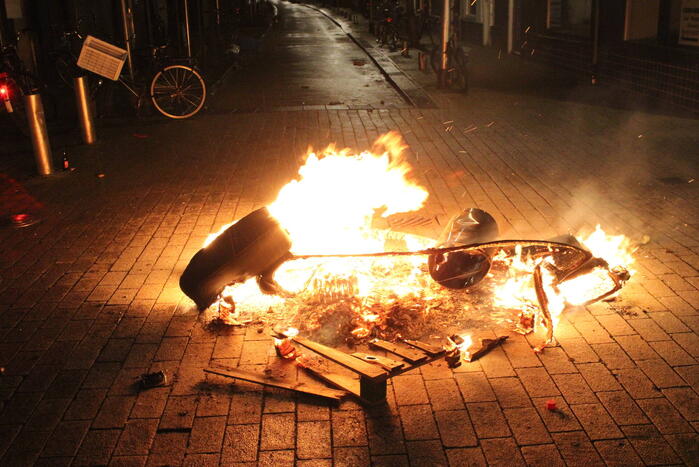 Afval op straat in brand gestoken