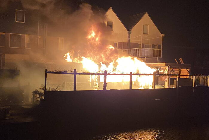 Schuur en overkapping verwoest door brand