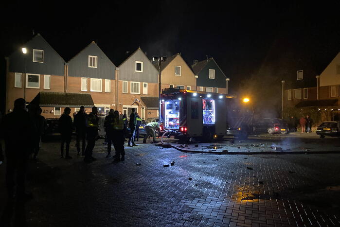 Schuur en overkapping verwoest door brand