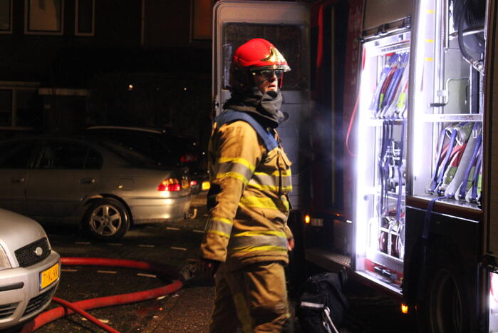Schuur en overkapping verwoest door brand