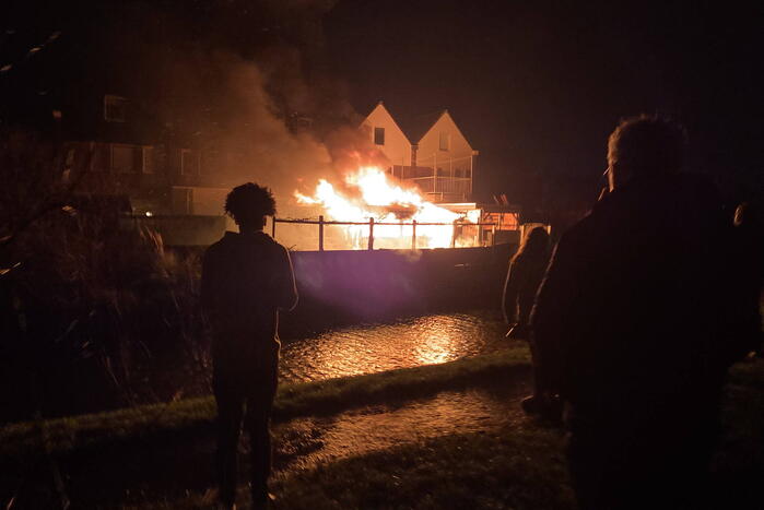 Schuur en overkapping verwoest door brand