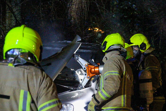 Geparkeerde auto uitgebrand