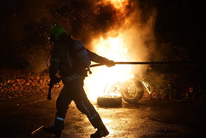 Winkelwagen met banden in brand