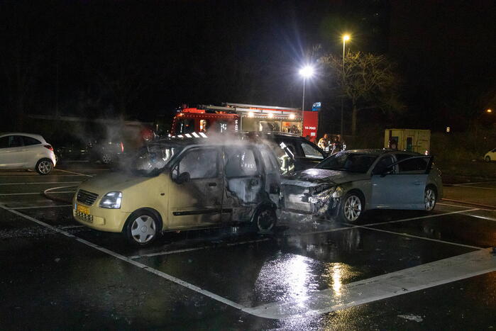 Drie auto's grotendeels uitgebrand