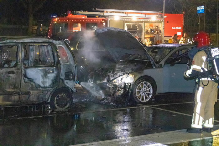 Drie auto's grotendeels uitgebrand
