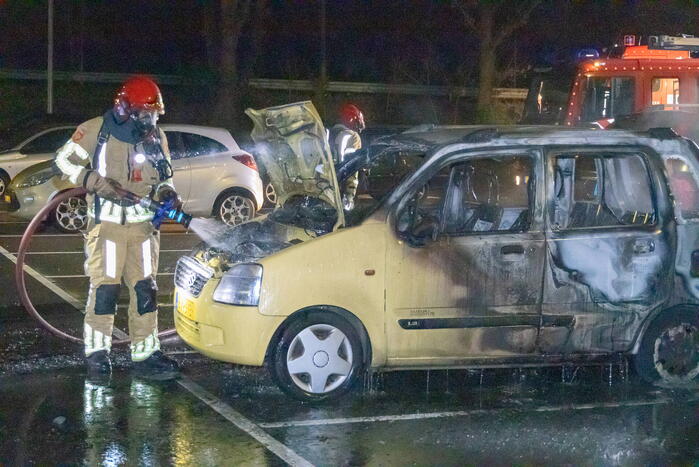 Drie auto's grotendeels uitgebrand