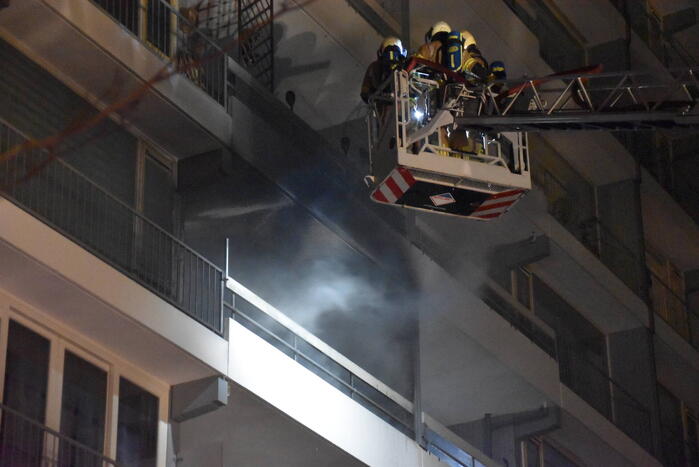 Felle brand op balkon van flat na harde knal