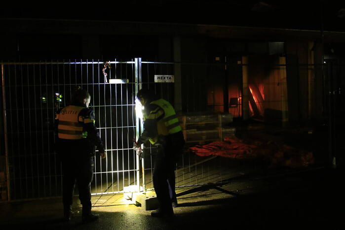 Brand in studio's in aanbouw