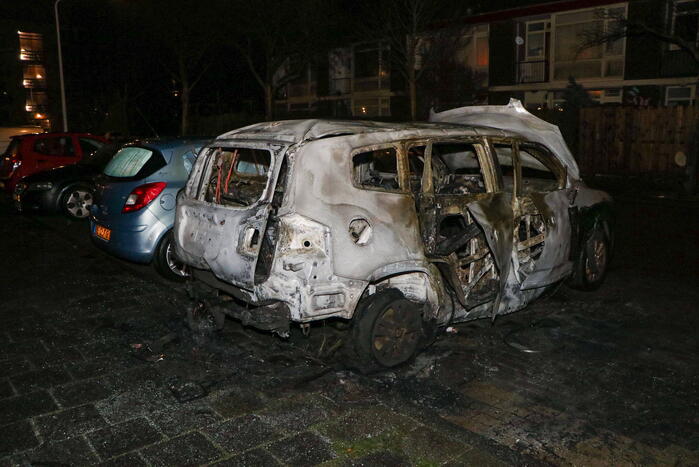 Auto volledig verwoest door brand