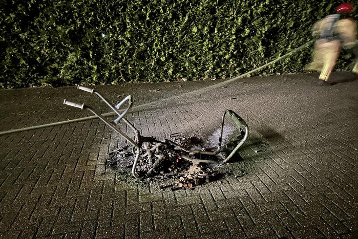 Vuurwerkresten in kruiwagen vatten vlam, heg gaat in vlammen op