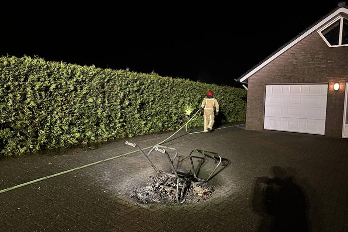 Vuurwerkresten in kruiwagen vatten vlam, heg gaat in vlammen op
