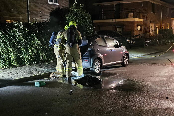 Geparkeerde auto grotendeels uitgebrand